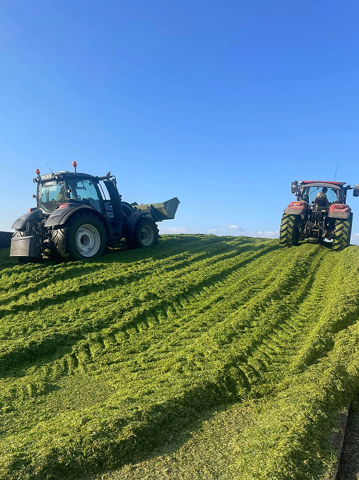 tracteur dans des champs à La Bazoche-Gouet près de Chateaudun en Eure-et-Loir 28